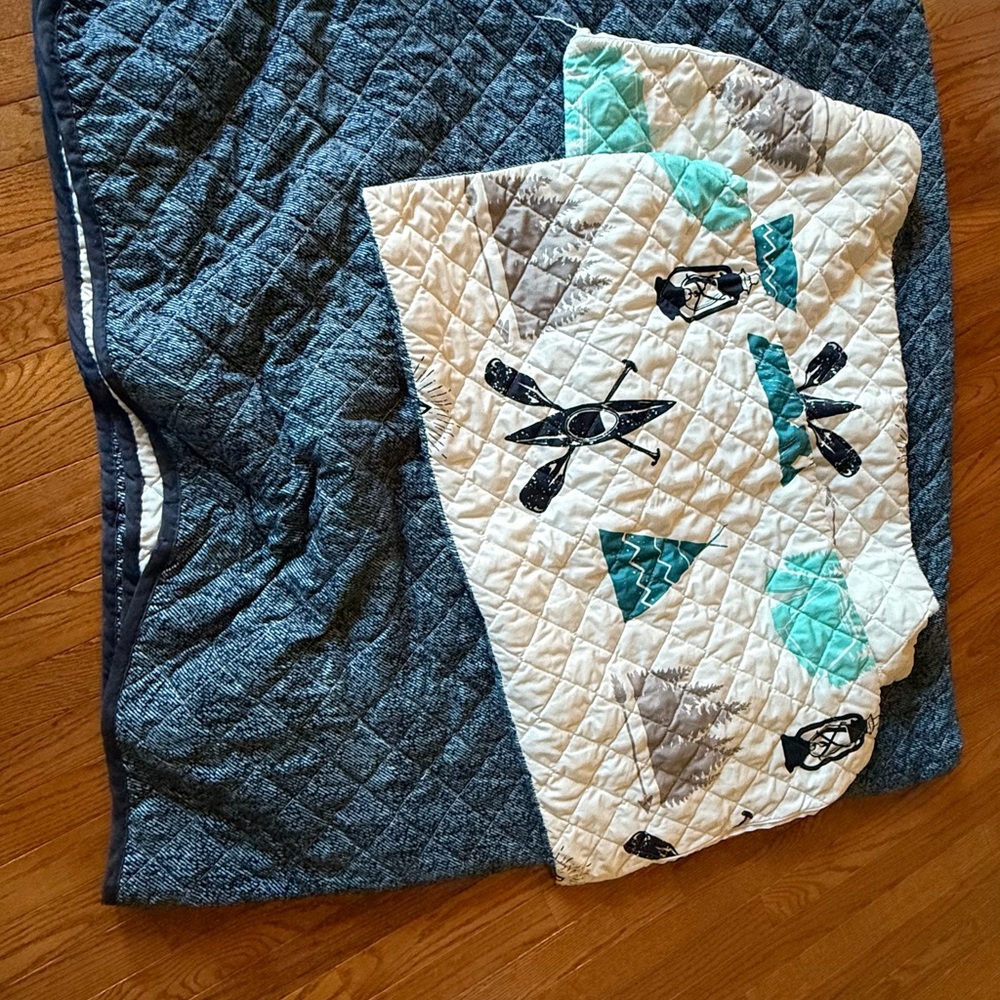 Reversible Quilted Blanket with two pillow shams